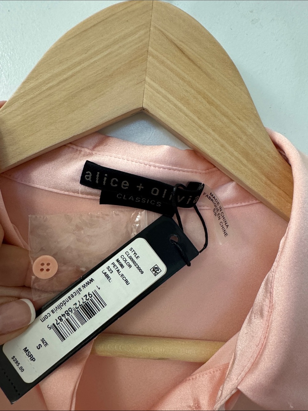 Alice + Olivia Two-Tone Satin Shirt in Peach Pink & Ivory Size Small NWT - Picture 2 of 8